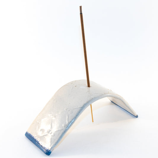 Modern White Ceramic Incense Holder with Blue-Tipped Arched Design - Handcrafted Minimalist Burner for Aromatherapy and Meditation Decor