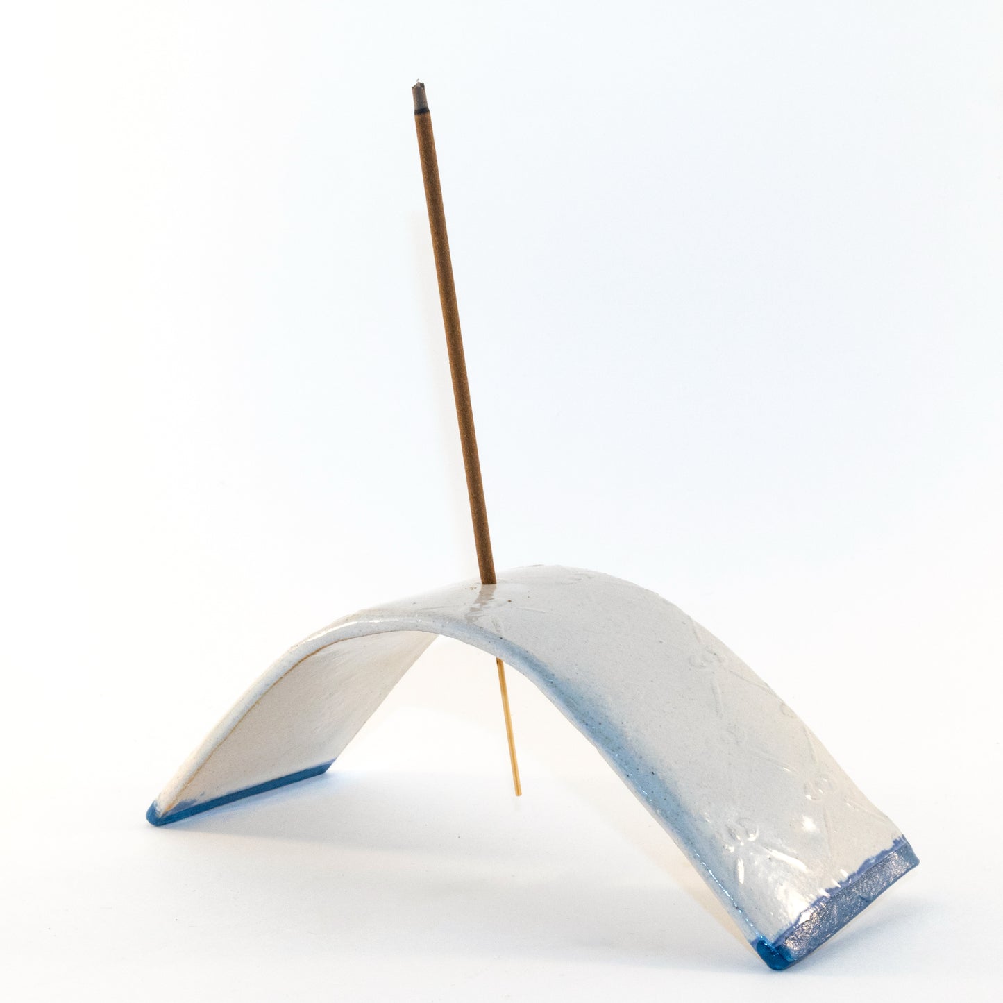 Modern White Ceramic Incense Holder with Blue-Tipped Arched Design - Handcrafted Minimalist Burner for Aromatherapy and Meditation Decor